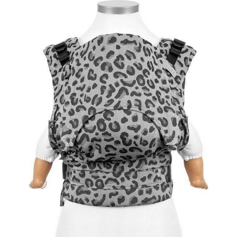 Fidella Fusion Fullbuckle Bæresele Leopard Silver Baby 3 Fidella Fusion Fullbuckle Bæresele Leopard Silver Baby